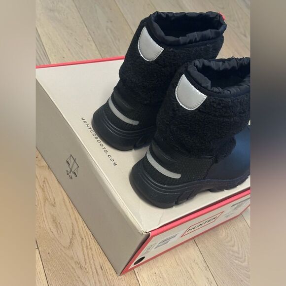 Little Boys Hunter bk wanderer sherpa snow boots used once, like new. - Picture 8 of 9